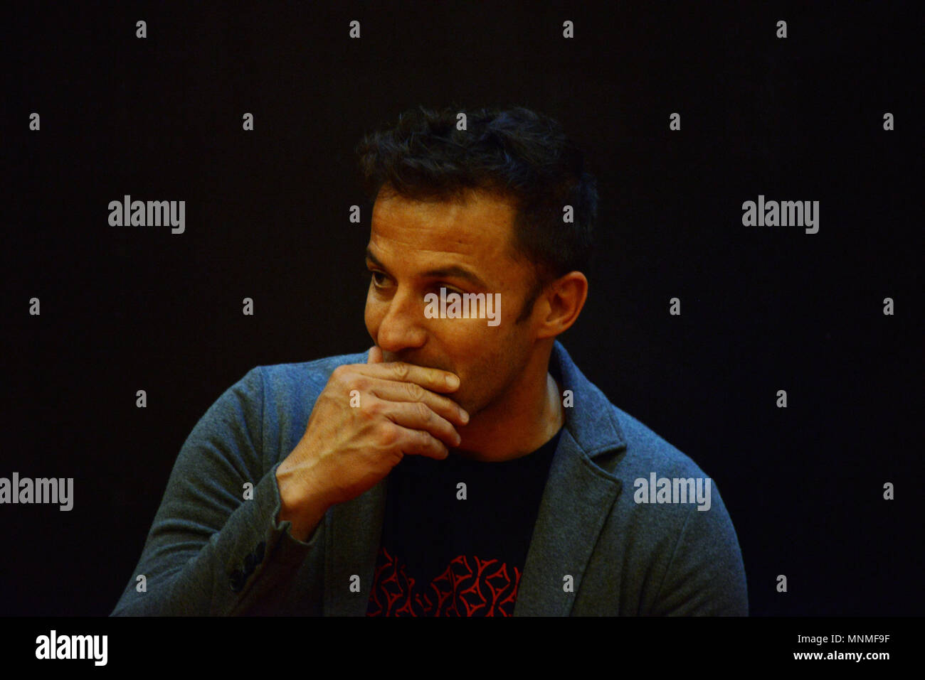 Der ehemalige italienische Fußballspieler Alessandro Del Piero gibt eine Rede an junge Fußball-Spieler in Medan. Del Piero besucht Medan Fußball zu fördern und Geld, um betroffenen Menschen vom Berg Sinabung Vulkan Unfall zu helfen. Der letzte Vulkanausbruch Sinabung wurde am 19. Februar aufgenommen, 2018 nach dem Schuß 4,3 Meilen von Asche in den Himmel. Die 2460 Meter hohen Vulkan ist einer der aktivsten im Land. Stockfoto