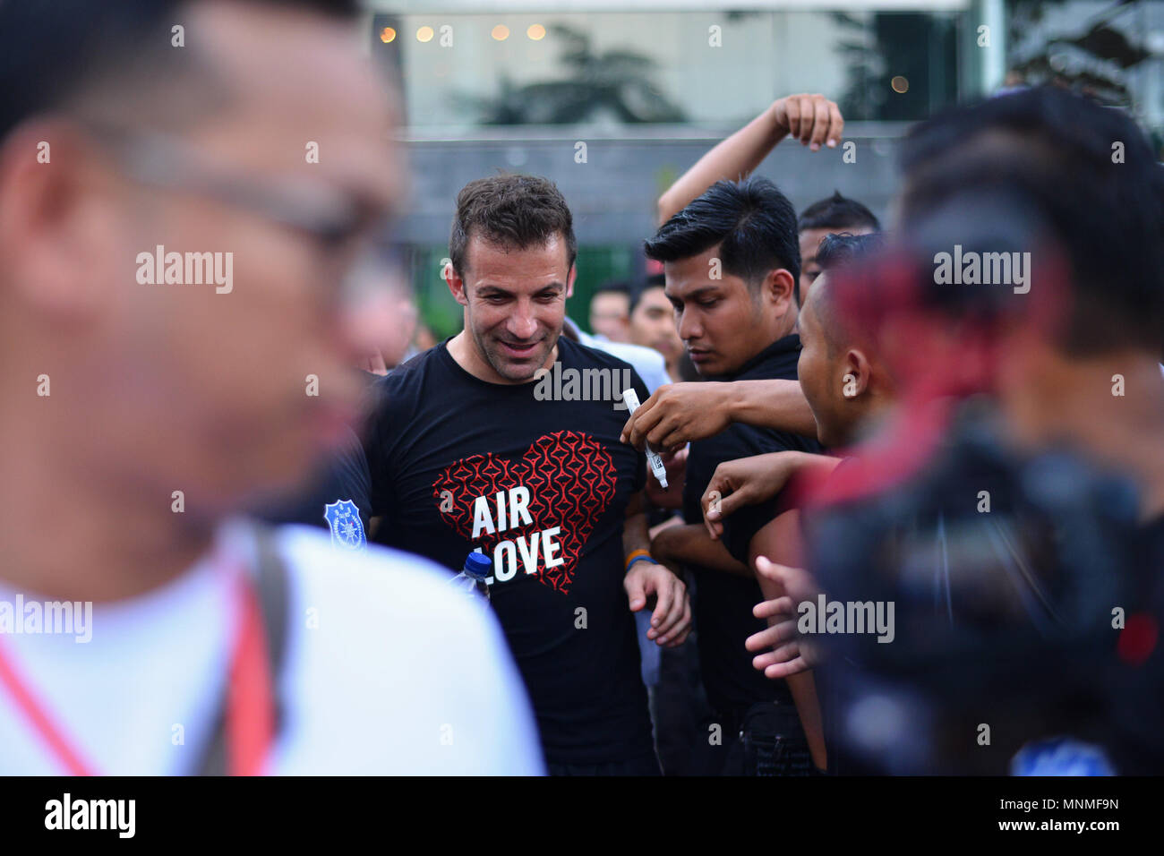 Der ehemalige italienische Fußballspieler Alessandro Del Piero gesehen zu Fuß durch die Menge nach dem Spielen mit jungen Fußballspielern in Medan. Del Piero besucht Medan Fußball zu fördern und Geld, um betroffenen Menschen vom Berg Sinabung Vulkan Unfall zu helfen. Der letzte Vulkanausbruch Sinabung wurde am 19. Februar aufgenommen, 2018 nach dem Schuß 4,3 Meilen von Asche in den Himmel. Die 2460 Meter hohen Vulkan ist einer der aktivsten im Land. Stockfoto