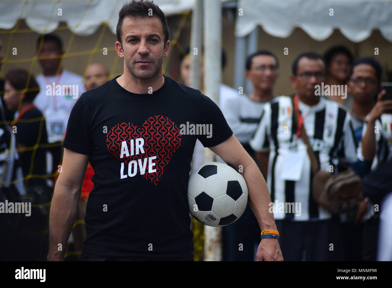 Der ehemalige italienische Fußballspieler Alessandro Del Piero gesehen posieren für das Bild nach dem Spielen mit jungen Fußballspielern in Medan. Del Piero besucht Medan Fußball zu fördern und Geld, um betroffenen Menschen vom Berg Sinabung Vulkan Unfall zu helfen. Der letzte Vulkanausbruch Sinabung wurde am 19. Februar aufgenommen, 2018 nach dem Schuß 4,3 Meilen von Asche in den Himmel. Die 2460 Meter hohen Vulkan ist einer der aktivsten im Land. Stockfoto