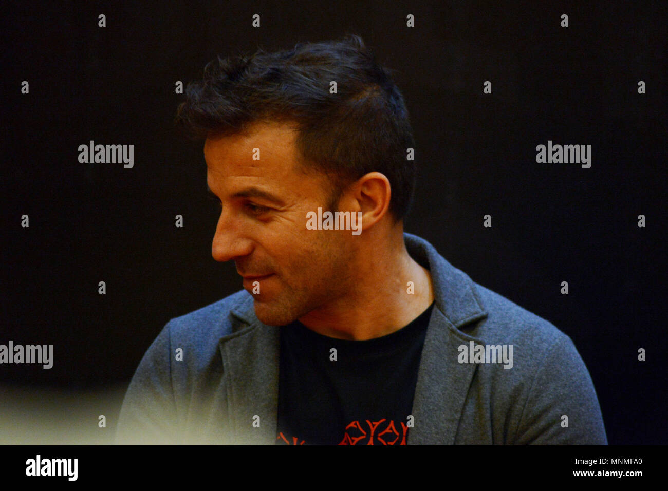 Der ehemalige italienische Fußballspieler Alessandro Del Piero gibt eine Rede an junge Fußball-Spieler in Medan. Del Piero besucht Medan Fußball zu fördern und Geld, um betroffenen Menschen vom Berg Sinabung Vulkan Unfall zu helfen. Der letzte Vulkanausbruch Sinabung wurde am 19. Februar aufgenommen, 2018 nach dem Schuß 4,3 Meilen von Asche in den Himmel. Die 2460 Meter hohen Vulkan ist einer der aktivsten im Land. Stockfoto