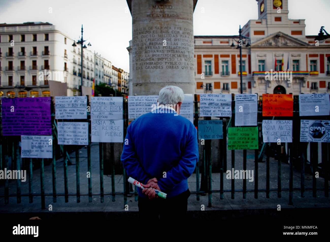 Demonstrant lesen die Plakate über die Grausamkeiten des Franquismus am Puerta del Sol begangen zu informieren. Die Demonstranten im Zentrum von Madrid in eine Erinnerung Rallye für diejenigen, die ihr Leben unter der Franco Diktatur verloren hat gesammelt. Stockfoto