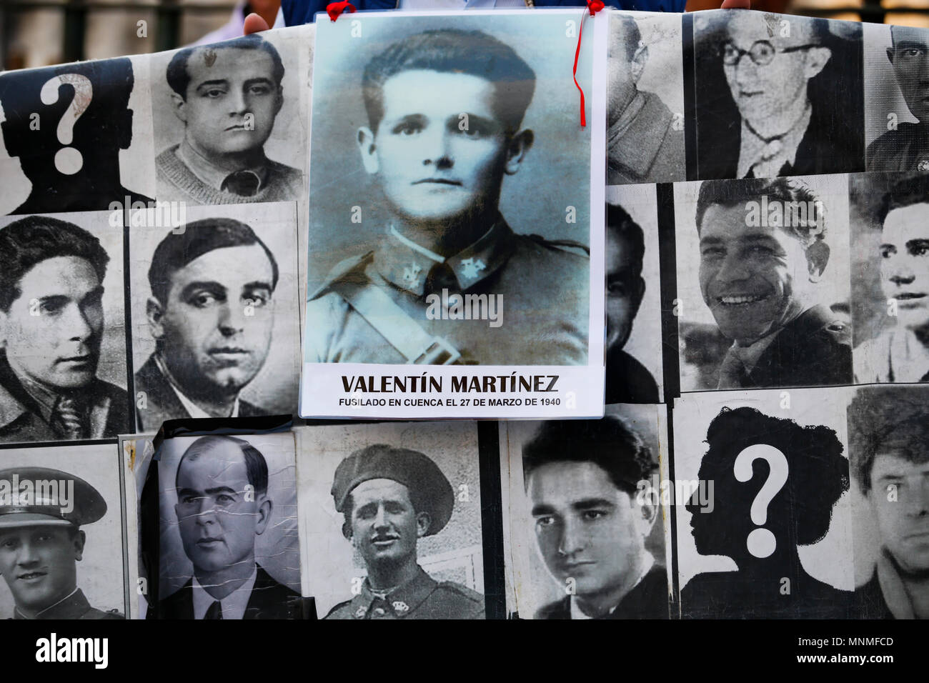 Fotos von der Franco-diktatur mit Tausenden noch ungelöste Fotos und Portraits gesehen im Zentrum von Madrid posted verschwunden. Die Demonstranten im Zentrum von Madrid in eine Erinnerung Rallye für diejenigen, die ihr Leben unter der Franco Diktatur verloren hat gesammelt. Stockfoto