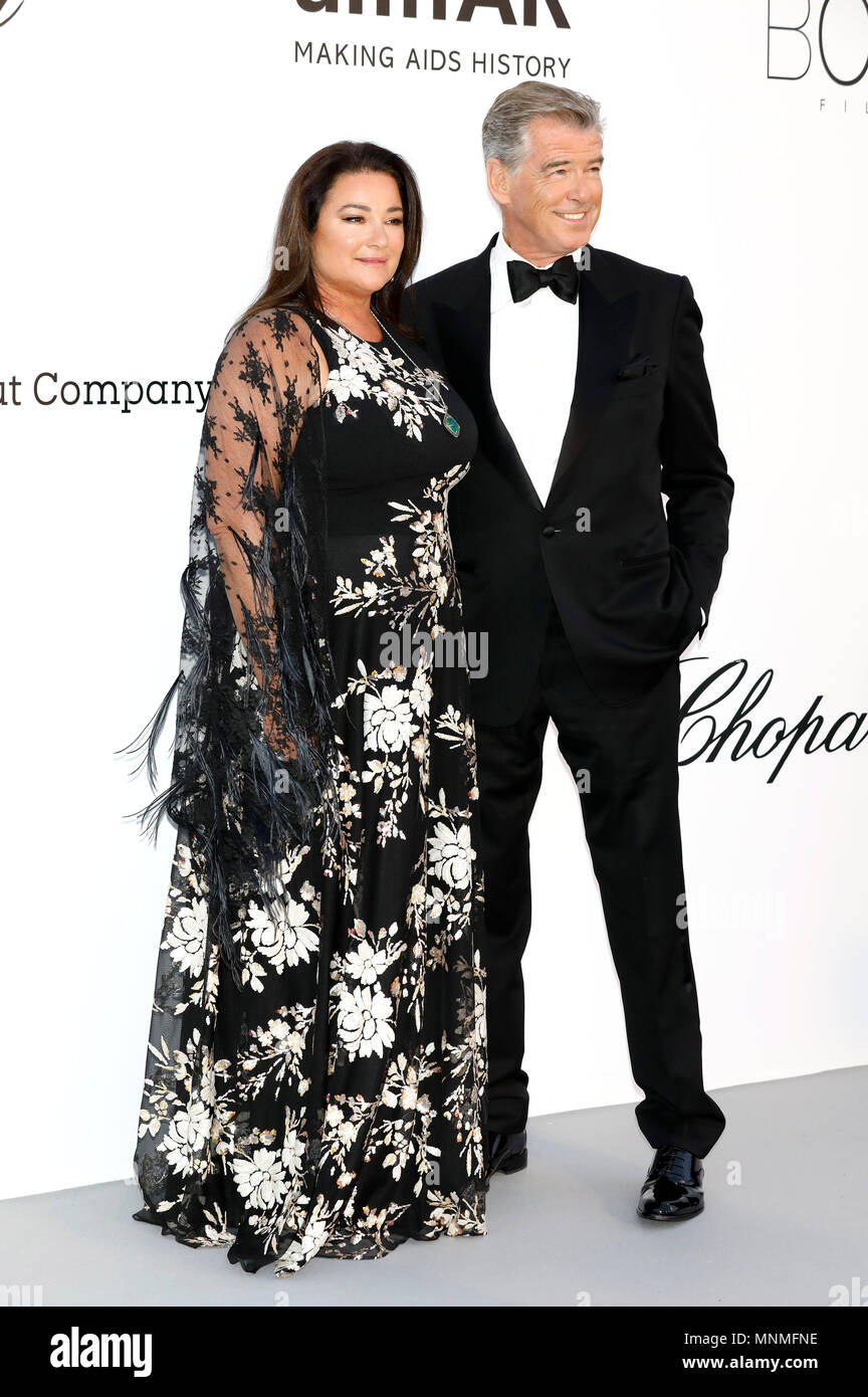 Pierce Brosnan mit seiner Frau Keely Shaye Smith die Teilnahme an 25 der amfAR Cinema Against Aids Gala während der 71St Cannes Film Festival im Hotel du Cap-Eden-Roc am 17. Mai 2018 in Antibes, Frankreich Stockfoto