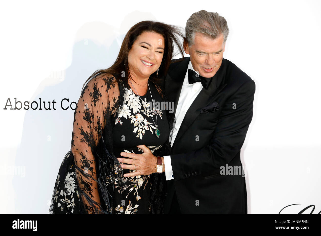 Pierce Brosnan mit seiner Frau Keely Shaye Smith die Teilnahme an 25 der amfAR Cinema Against Aids Gala während der 71St Cannes Film Festival im Hotel du Cap-Eden-Roc am 17. Mai 2018 in Antibes, Frankreich Stockfoto