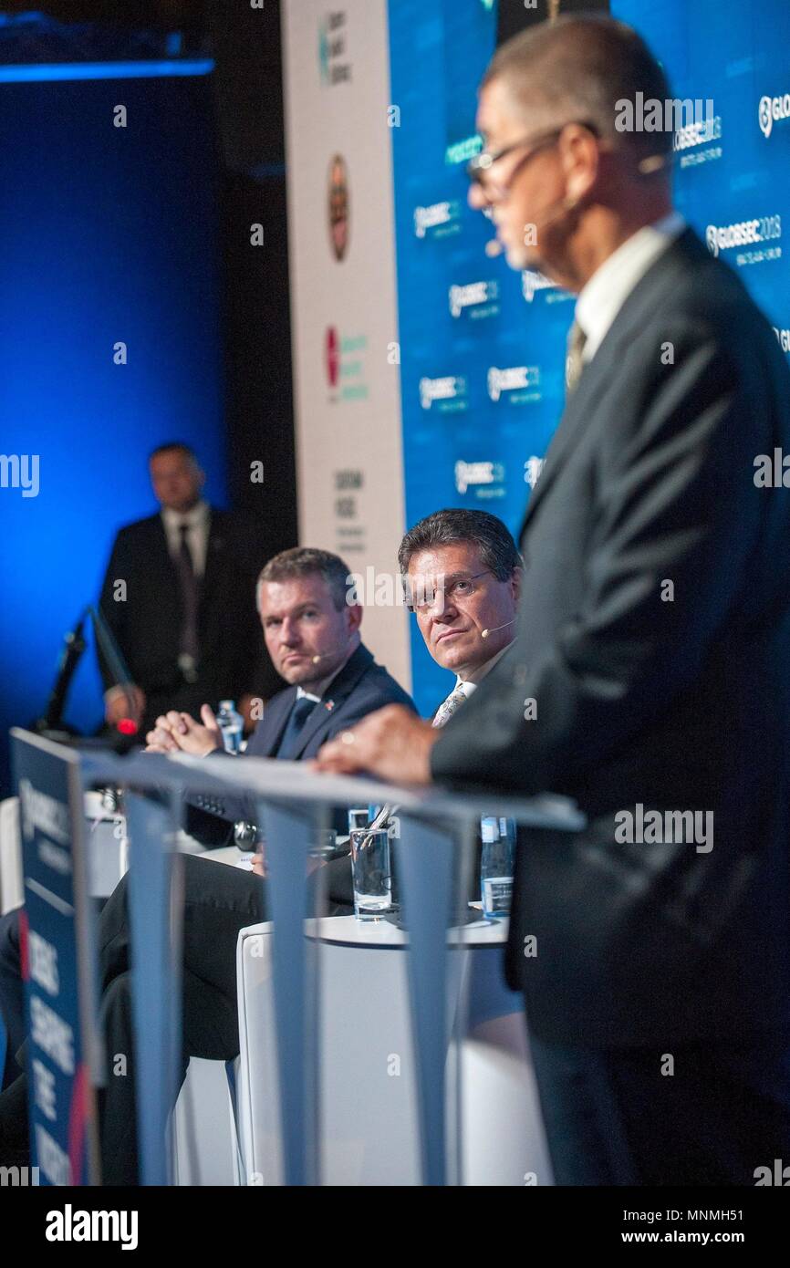 Der tschechische Premierminister Andrej Babis (stehend), seinem slowakischen Amtskollegen Peter Pellegrini (links) und der Verordnung (EG) Vice President Maros Sefcovic nehmen an der Globsec Security Konferenz in Bratislava, Slowakei, 18. Mai 2018. Die Idee einer Europäischen Union der zwei Geschwindigkeiten könnte Spaltung Europas in kleinen Clubs, die schlecht sein würde, Andrej Babis sagte, bei der Konferenz heute. Babis sagte, daß er nicht, wie das Konzept eines Europa der zwei Geschwindigkeiten. Dieses Konzept würde nur dann zulässig sein, wenn alle Mitgliedstaaten hatten die Möglichkeit, an ihr teilzunehmen, unabhängig von ihrer Teilnahme an Projekten der engen Zusammenarbeit, und wenn es Stockfoto