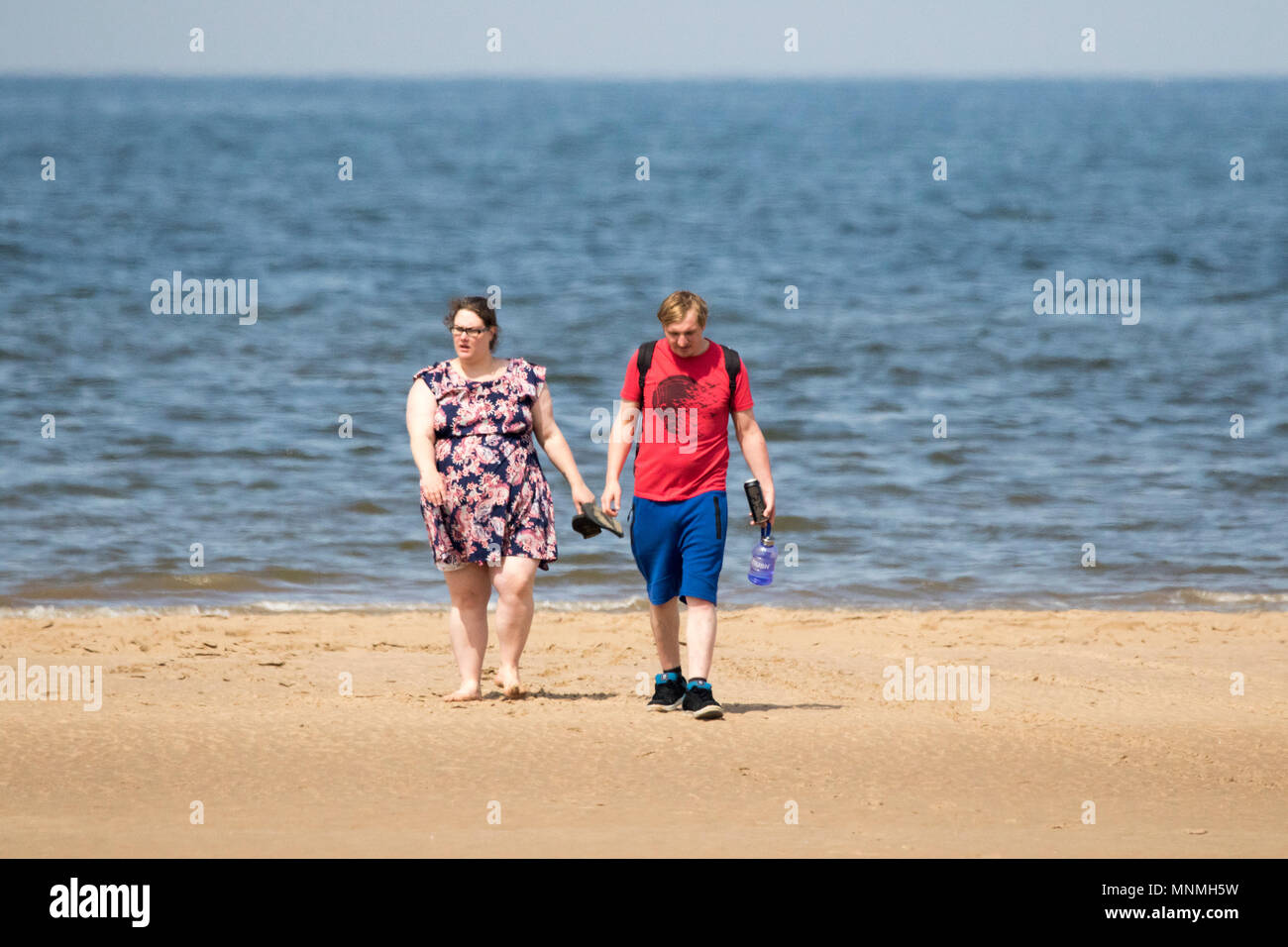 Southport, Merseyside, UK. 18 Mai, 2018. Southport, Merseyside. UK Wetter. Einen schönen sonnigen Nachmittag als Paar Kopf heraus in den Blick aus dem Wasser zu nehmen am Ufer des Southport Strand in Merseyside. Credit: cernan Elias/Alamy leben Nachrichten Stockfoto