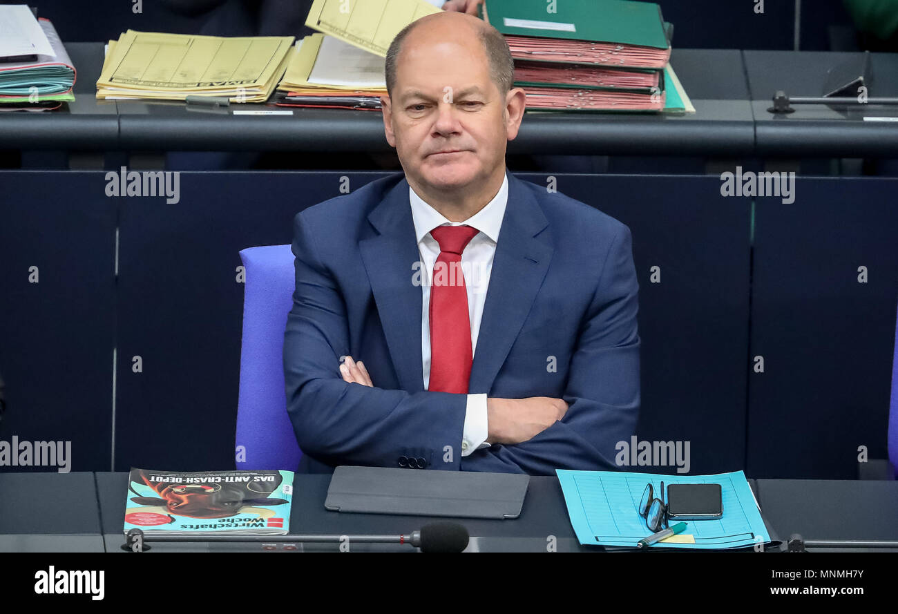 Berlin, Deutschland. 18. Mai 2018, Deutschland, Berlin: Bundesminister für Finanzen Olaf Scholz (SPD) folgt in der Haushaltsdebatte im Deutschen Bundestag. Foto: Michael Kappeler/dpa Quelle: dpa Picture alliance/Alamy leben Nachrichten Stockfoto