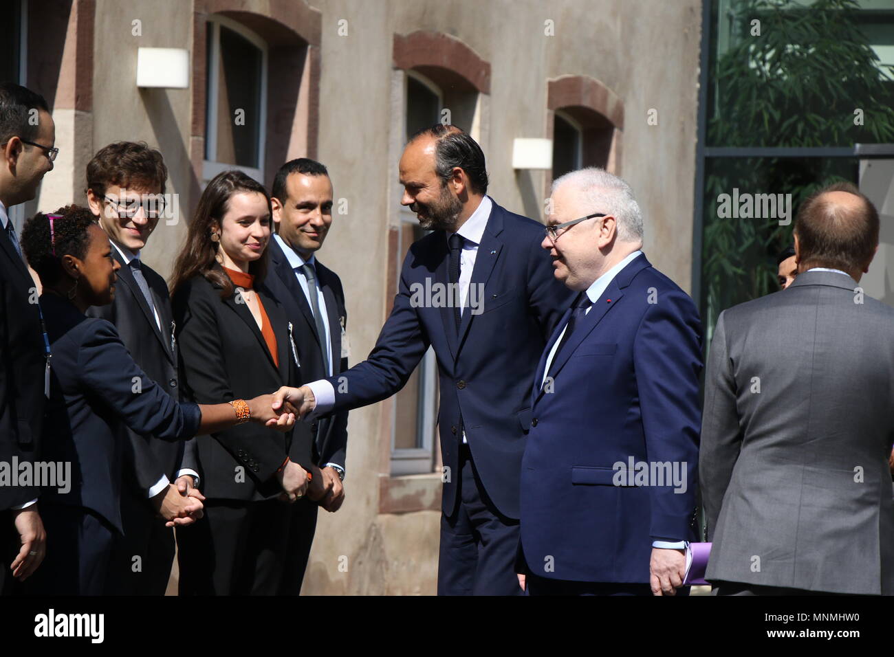 Straßburg, Frankreich. 18 Mai, 2018. Der französische Premierminister Edouard Philippe trifft Menschen wie er durch den Direktor der ENA Patrick Gerard (R) bei einem Besuch in ENA (Nationale Schule der Verwaltung) in Straßburg begrüßt wird. Credit: SOPA Images Limited/Alamy leben Nachrichten Stockfoto