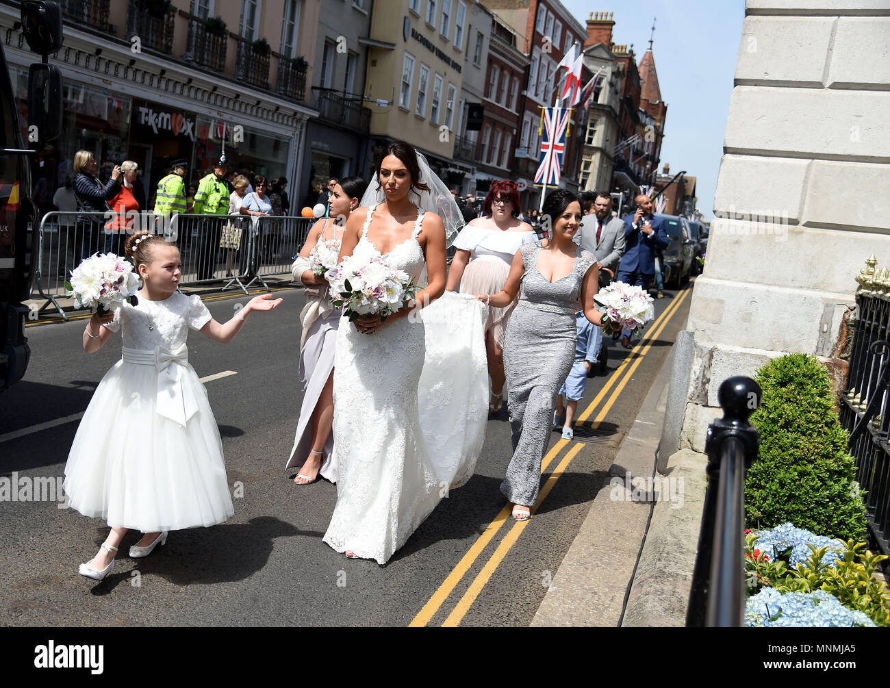 Genießen Sie die Aufmerksamkeit der Medien sind Brautpaare Aron und Vicky Hallam, der erhielt in Windsor heute verheiratet, am Tag vor der königlichen Hochzeit Stockfoto