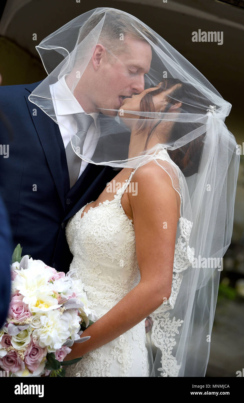 Genießen Sie die Aufmerksamkeit der Medien sind Brautpaare Aron und Vicky Hallam, der erhielt in Windsor heute verheiratet, am Tag vor der königlichen Hochzeit Stockfoto