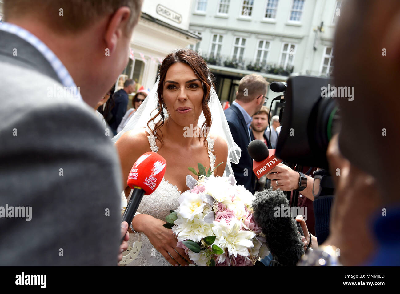 Genießen Sie die Aufmerksamkeit der Medien sind Brautpaare Aron und Vicky Hallam, der erhielt in Windsor heute verheiratet, am Tag vor der königlichen Hochzeit Stockfoto