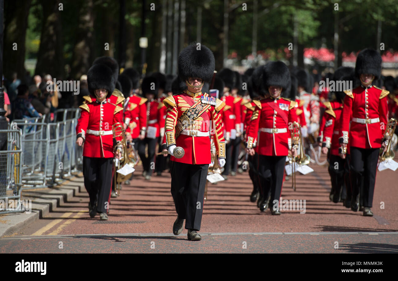 West End, London, UK. 18. Mai, 2018. Ein weiterer Anlass ist Royal in London geprobt. Gardisten März Zurück zu Wellington Kaserne von Horse Guards Parade Boden nach einer Generalprobe für die Farbe, offiziellen Geburtstag der Königin Anne Zeremonie, die am 9. Juni 2018 stattfindet. Neuen warmen Wetter hat die Oberfläche der Parade zu Staub reduziert, als Folge der Wachposten Stiefel in einer feinen Schicht Pulver abgedeckt sind, wie Sie weg März. Credit: Malcolm Park/Alamy Leben Nachrichten. Stockfoto