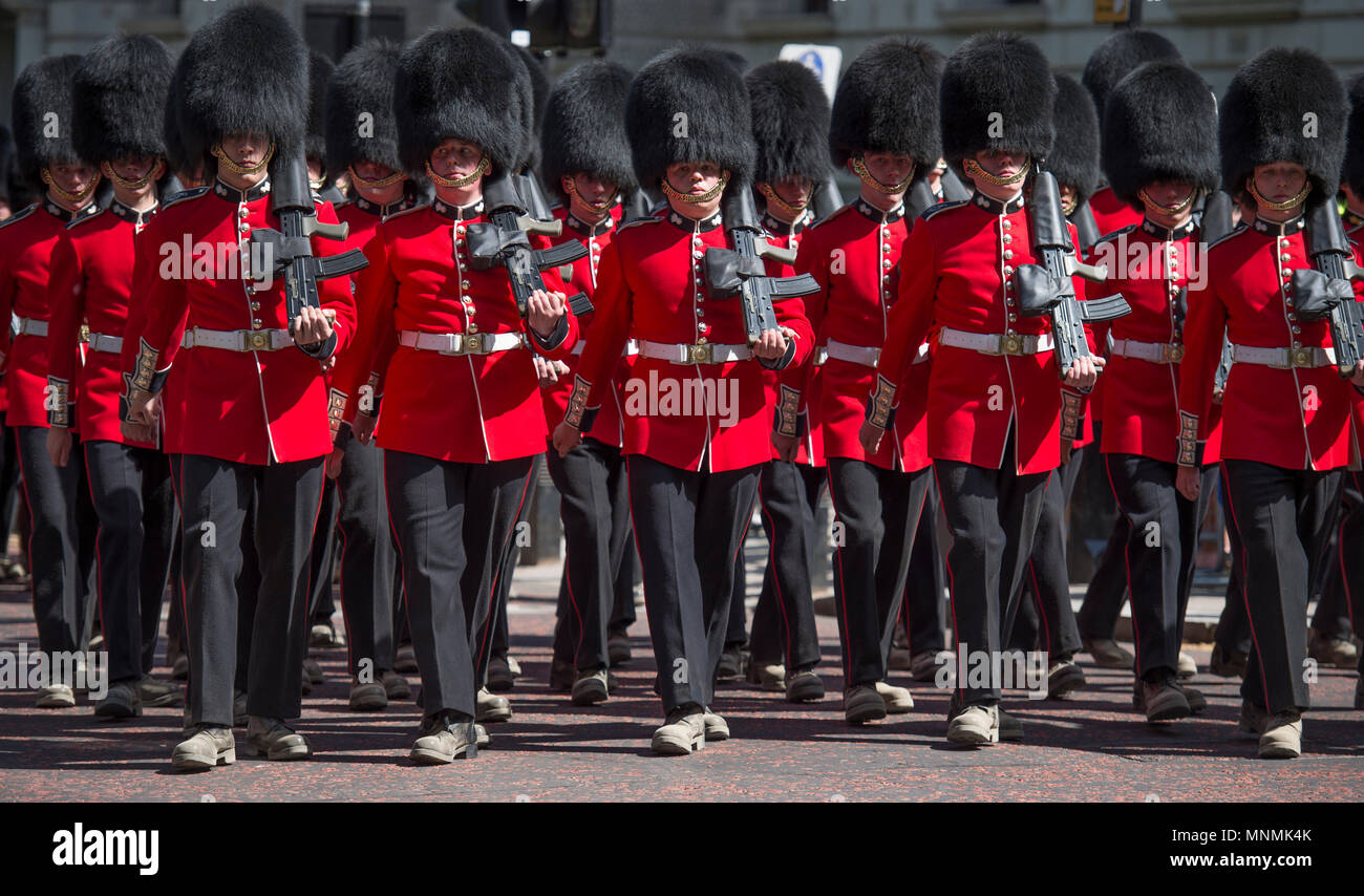 West End, London, UK. 18. Mai, 2018. Ein weiterer Anlass ist Royal in London geprobt. Gardisten März Zurück zu Wellington Kaserne von Horse Guards Parade Boden nach einer Generalprobe für die Farbe, offiziellen Geburtstag der Königin Anne Zeremonie, die am 9. Juni 2018 stattfindet. Neuen warmen Wetter hat die Oberfläche der Parade zu Staub reduziert, als Folge der Wachposten Stiefel in einer feinen Schicht Pulver abgedeckt sind, wie Sie weg März. Credit: Malcolm Park/Alamy Leben Nachrichten. Stockfoto