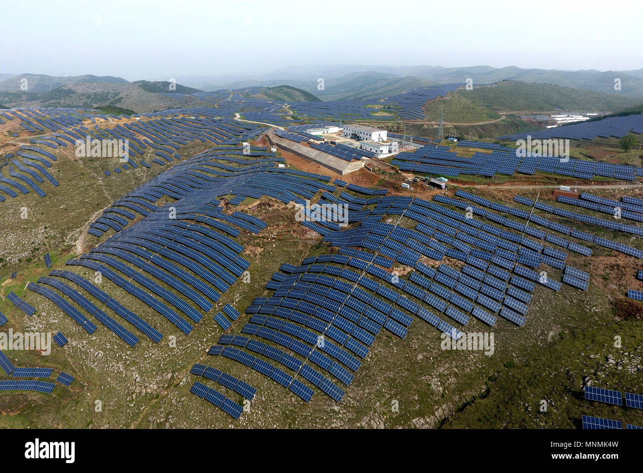 Changzhi. 18 Mai, 2018. Luftbild am 18. Mai, 2018 zeigt die Photovoltaik (PV)-Kraftwerk in Longxi Gemeinde der Stadt Changzhi, North Shanxi Provinz Chinas. Als eine der Maßnahmen zur Linderung der Armut, der lokalen Regierung zu bauen mehr PV-Kraftwerke in ländlichen Dörfer, um den Dorfbewohnern zu helfen, ihr Einkommen zu erhöhen. Mehr als 10.000 Dorfbewohner werden aus dem Betrieb der PV-Kraftwerke in diesem Jahr profitieren. Credit: Zhan Yan/Xinhua/Alamy leben Nachrichten Stockfoto