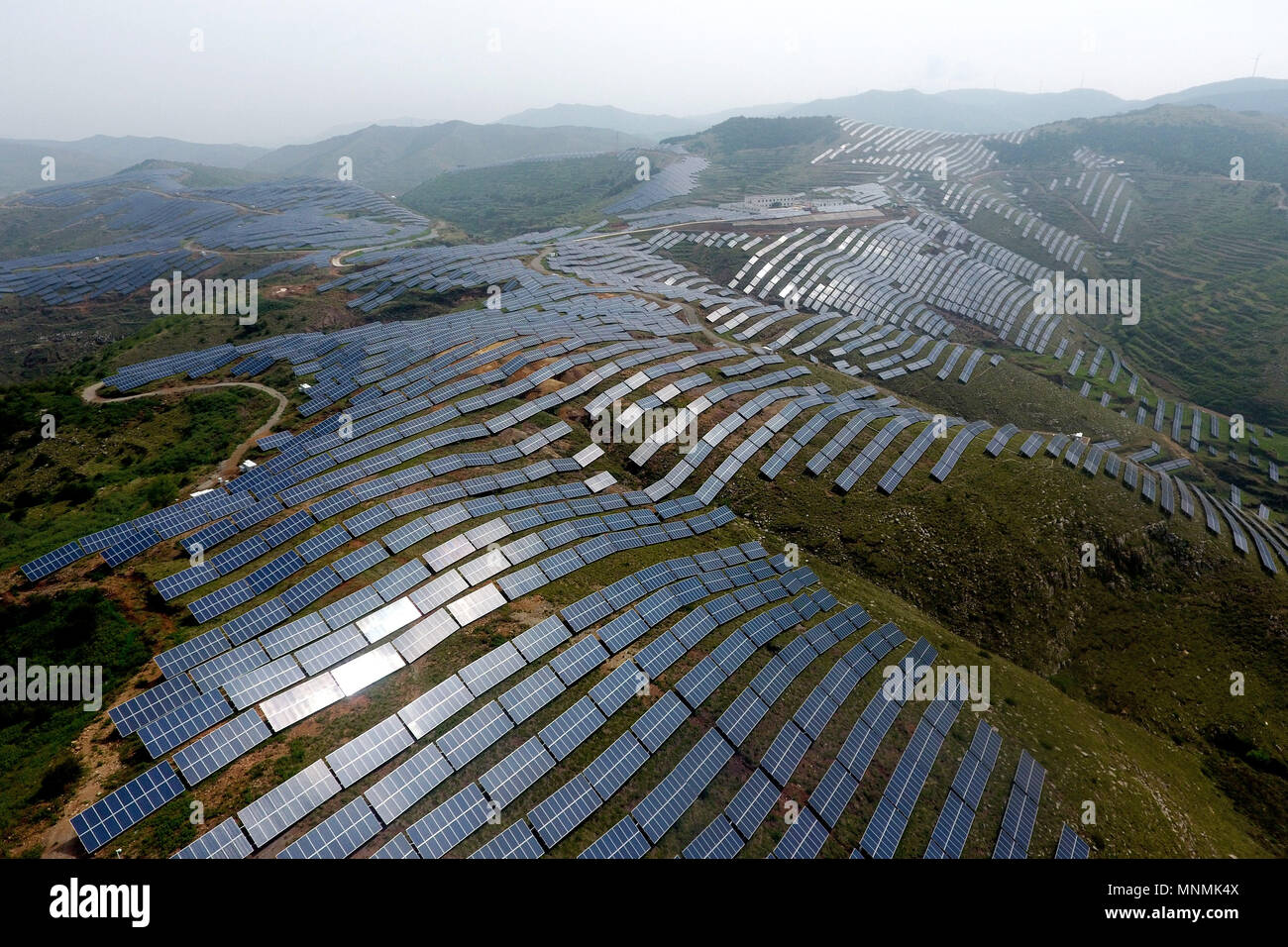 Changzhi. 18 Mai, 2018. Luftbild am 18. Mai, 2018 zeigt die Photovoltaik (PV)-Kraftwerk in Longxi Gemeinde der Stadt Changzhi, North Shanxi Provinz Chinas. Als eine der Maßnahmen zur Linderung der Armut, der lokalen Regierung zu bauen mehr PV-Kraftwerke in ländlichen Dörfer, um den Dorfbewohnern zu helfen, ihr Einkommen zu erhöhen. Mehr als 10.000 Dorfbewohner werden aus dem Betrieb der PV-Kraftwerke in diesem Jahr profitieren. Credit: Zhan Yan/Xinhua/Alamy leben Nachrichten Stockfoto