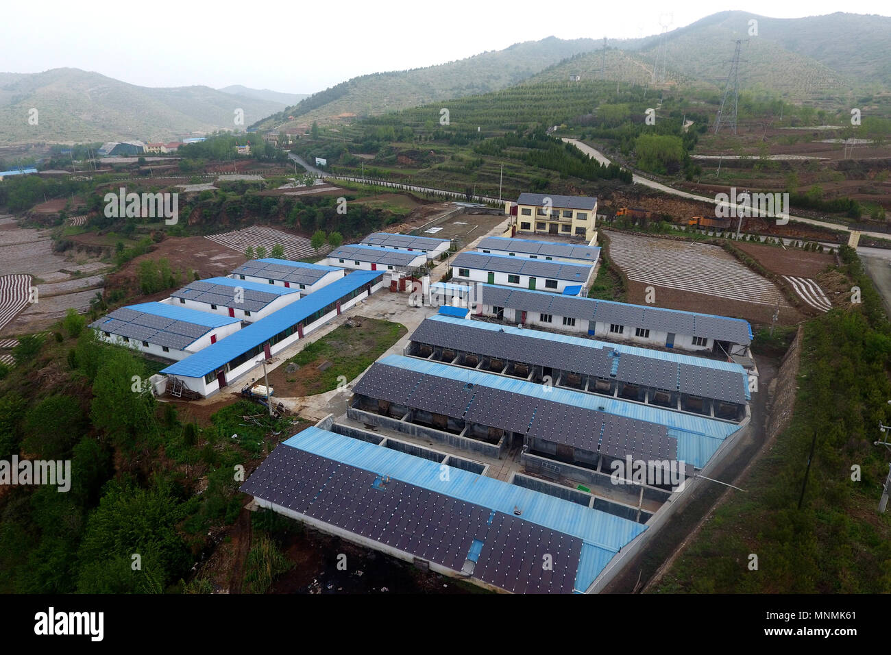 Changzhi. 18 Mai, 2018. Luftbild am 18. Mai, 2018 zeigt die Photovoltaik (PV)-Kraftwerk in Longzhen Dorf Changzhi City, North Shanxi Provinz Chinas. Als eine der Maßnahmen zur Linderung der Armut, der lokalen Regierung zu bauen mehr PV-Kraftwerke in ländlichen Dörfer, um den Dorfbewohnern zu helfen, ihr Einkommen zu erhöhen. Mehr als 10.000 Dorfbewohner werden aus dem Betrieb der PV-Kraftwerke in diesem Jahr profitieren. Credit: Zhan Yan/Xinhua/Alamy leben Nachrichten Stockfoto
