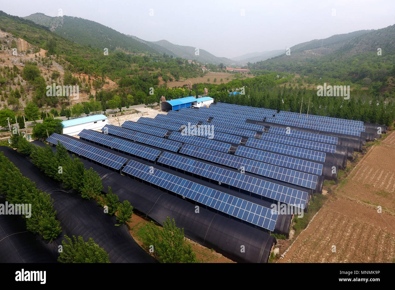 Changzhi. 18 Mai, 2018. Luftbild am 18. Mai, 2018 zeigt die Photovoltaik (PV)-Kraftwerk in Xigou Dorf Changzhi City, North Shanxi Provinz Chinas. Als eine der Maßnahmen zur Linderung der Armut, der lokalen Regierung zu bauen mehr PV-Kraftwerke in ländlichen Dörfer, um den Dorfbewohnern zu helfen, ihr Einkommen zu erhöhen. Mehr als 10.000 Dorfbewohner werden aus dem Betrieb der PV-Kraftwerke in diesem Jahr profitieren. Credit: Zhan Yan/Xinhua/Alamy leben Nachrichten Stockfoto