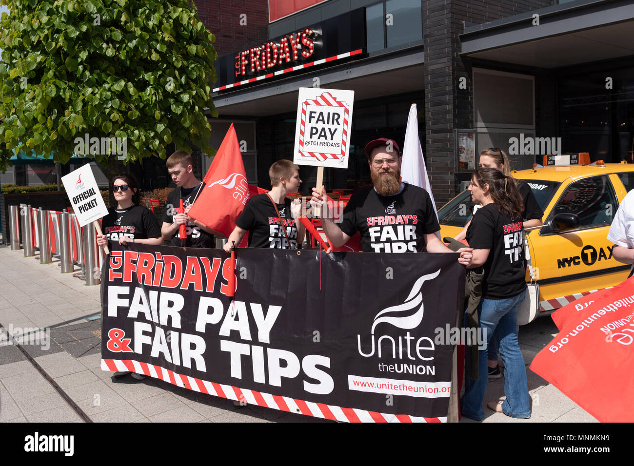 Milton Keynes, UK. 18. Mai 2018. Personal bei MK Stadion Zweig von TGI Fridays bilden ein streikposten in der ersten in der laufenden Serie von Streiks in einem Streit über Tipps. Quelle: David Isaacson/Alamy leben Nachrichten Stockfoto