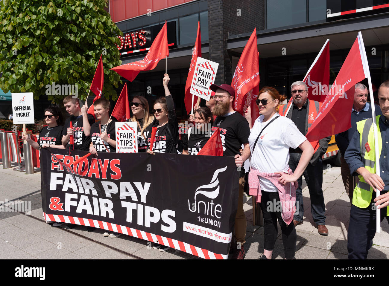 Milton Keynes, UK. 18. Mai 2018. Personal bei MK Stadion Zweig von TGI Fridays bilden ein streikposten in der ersten in der laufenden Serie von Streiks in einem Streit über Tipps. Quelle: David Isaacson/Alamy leben Nachrichten Stockfoto