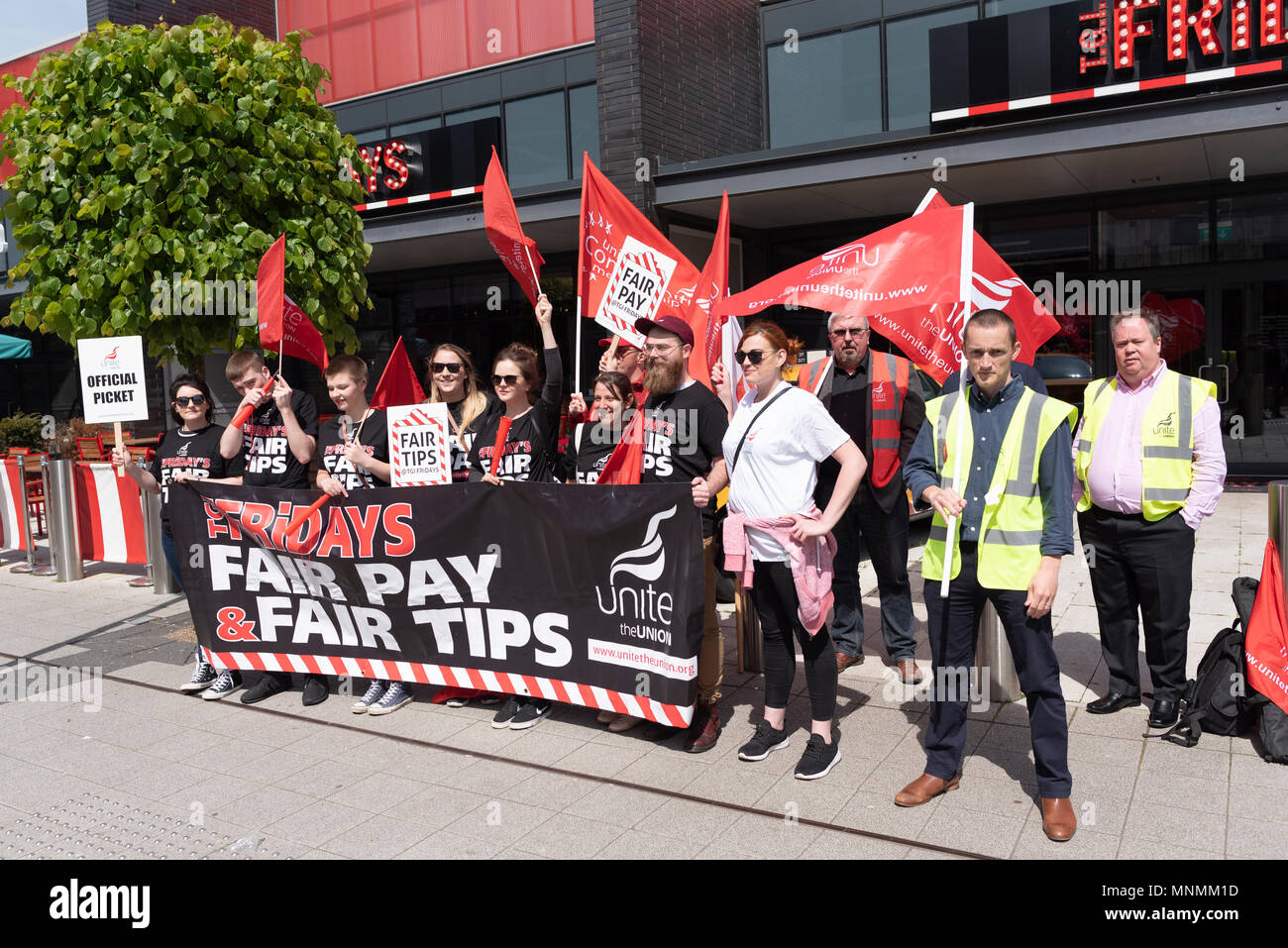 Milton Keynes, UK. 18. Mai 2018. Personal bei MK Stadion Zweig von TGI Fridays bilden ein streikposten in der ersten in der laufenden Serie von Streiks in einem Streit über Tipps. Quelle: David Isaacson/Alamy leben Nachrichten Stockfoto