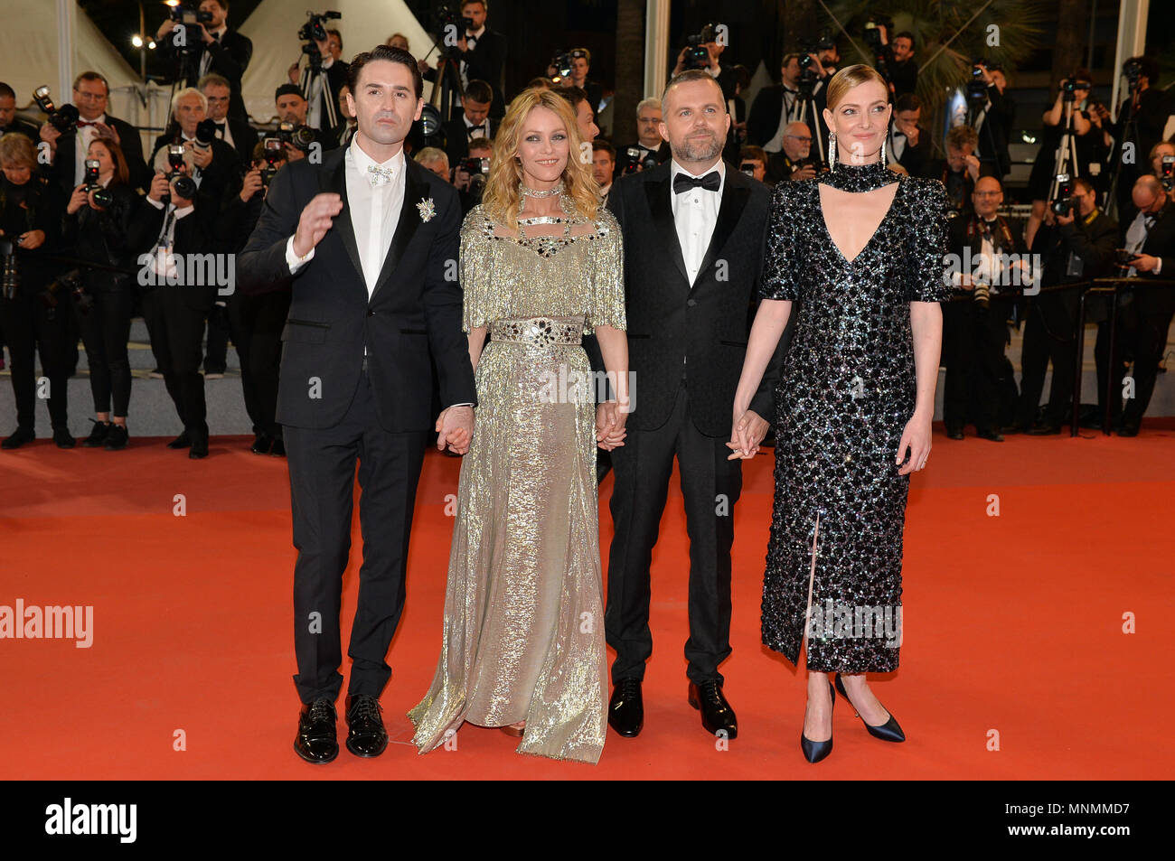 Cannes, Deutschland. 17 Mai, 2018. 17.05.2018, Frankreich, Cannes: Kate Moran (r-l), Yann Gonzalez, Vanessa Paradis und Nicolas Maury besuchen das Screening von "Un Couteau Dans Le Coeur' während der 71st jährlichen Filmfestspiele von Cannes im Palais de Festivals | Verwendung weltweit Quelle: dpa/Alamy leben Nachrichten Stockfoto