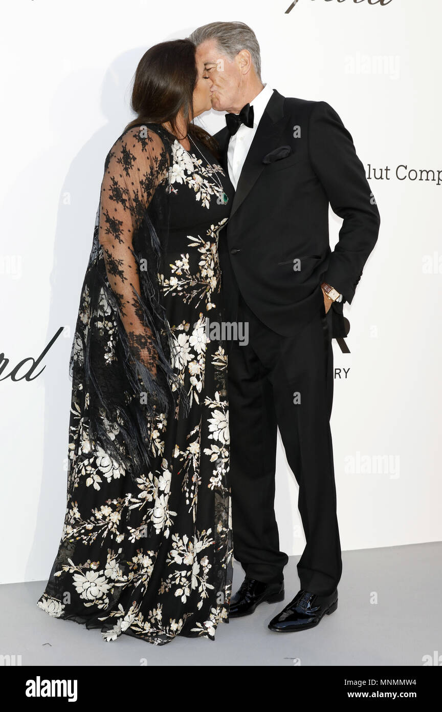 Pierce Brosnan mit seiner Frau Keely Shaye Smith die Teilnahme an 25 der amfAR Cinema Against Aids Gala während der 71St Cannes Film Festival im Hotel du Cap-Eden-Roc am 17. Mai 2018 in Antibes, Frankreich | Verwendung weltweit Stockfoto