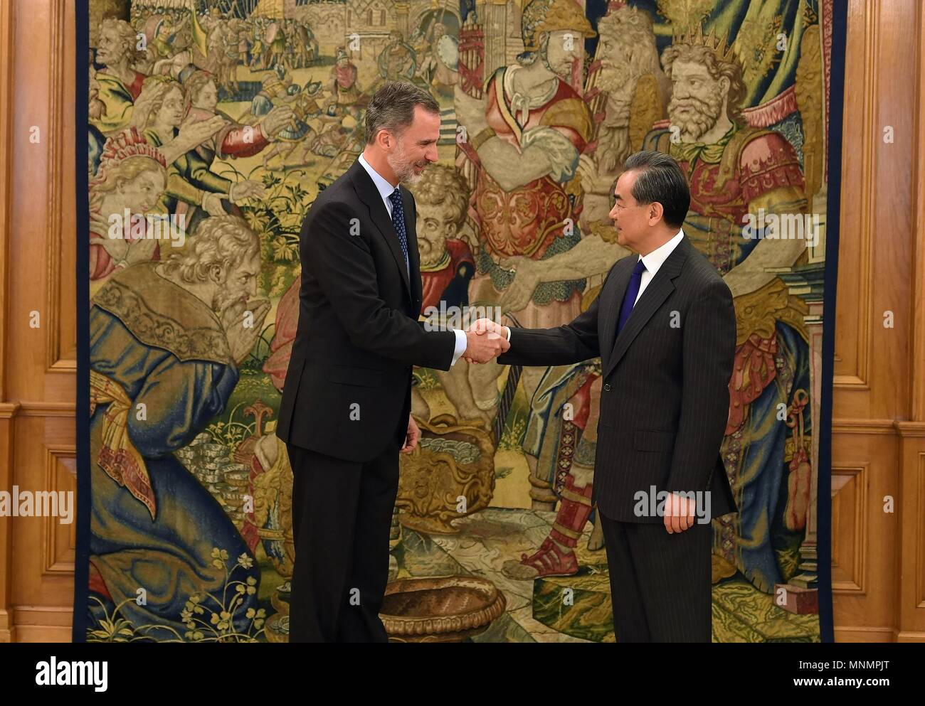 Madrid, Spanien. 17 Mai, 2018. Spaniens König Felipe VI (L) rüttelt Hände mit chinesischen Staatsrat und Außenminister Wang Yi während Ihrer Tagung in Madrid, Spanien, am 17. Mai 2018. Quelle: Guo Qiuda/Xinhua/Alamy leben Nachrichten Stockfoto