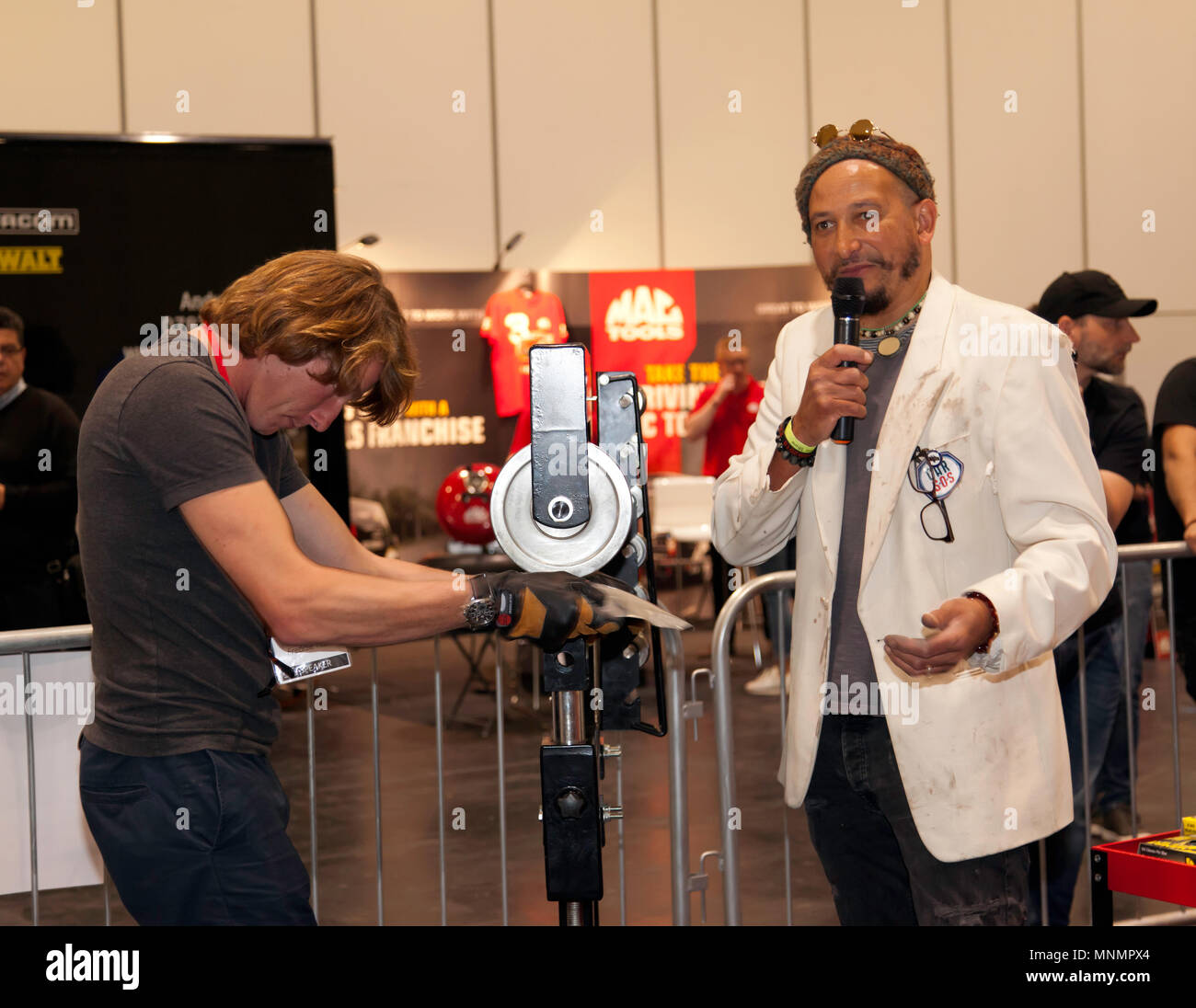 Rennfahrer Freddie Hunt Zu Lernen Wie Man Mit Einem Rad Ein Blech In Form Von Fuzz Townshend Unterstutzt Am Auto S O S Bereich Wahrend Der London Motor Show 2018 Stockfotografie Alamy