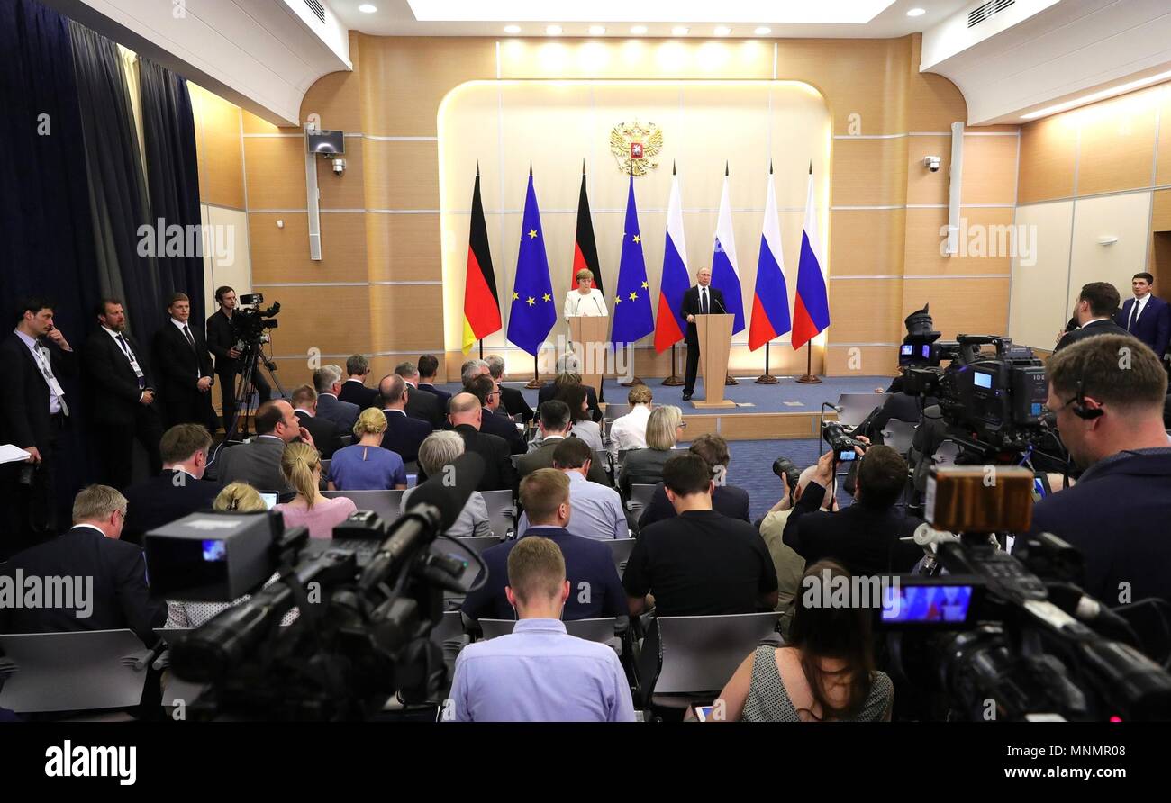 Sochi, Russland. 18 Mai, 2018. Der russische Präsident Wladimir Putin und die deutsche Bundeskanzlerin Angela Merkel während einer gemeinsamen Pressekonferenz auf der Bocharov Ruchei Residence am 18. Mai 2018 in Sotschi, Russland. (Russische Vorsitz über Planetpix) Credit: Planetpix/Alamy leben Nachrichten Stockfoto