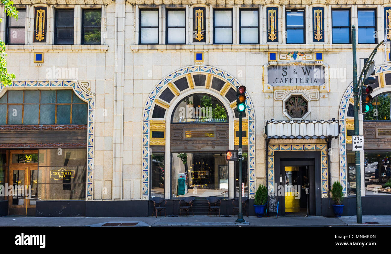 ASHEVILLE, NC, USA-13 Mai 18: Die historischen S&W cafeteria Gebäude in der Innenstadt von Asheville beherbergt heute eine weitere Essecke, die S&W Handwerklichen. Stockfoto