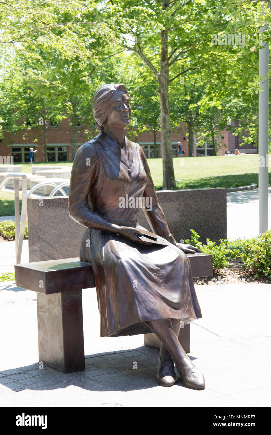 ASHEVILLE, NC, USA-13 Mai 18: Die Veterans Memorial in Pack Square, Asheville, NC, USA, zeigt eine Frau mit einem Brief, Nachrichten von ihrem Ehemann. Stockfoto