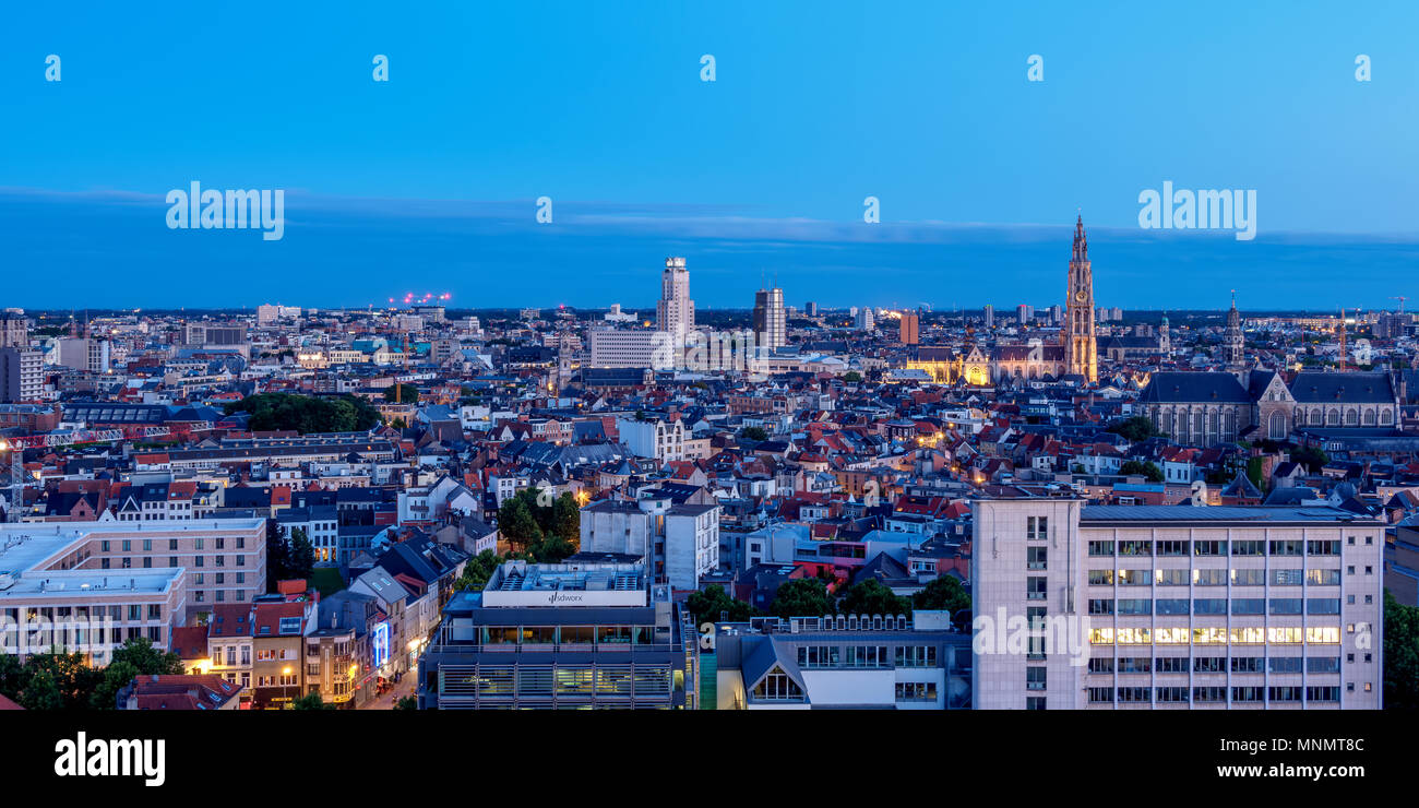 Stadtzentrum Skyline bei Dämmerung, Erhöhte Ansicht, Antwerpen, Belgien Stockfoto