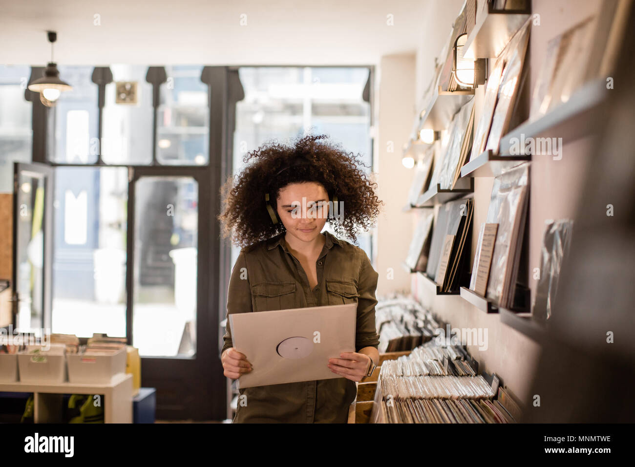 Junge Erwachsene weiblichen Holding Datensatz in einem Store Stockfoto