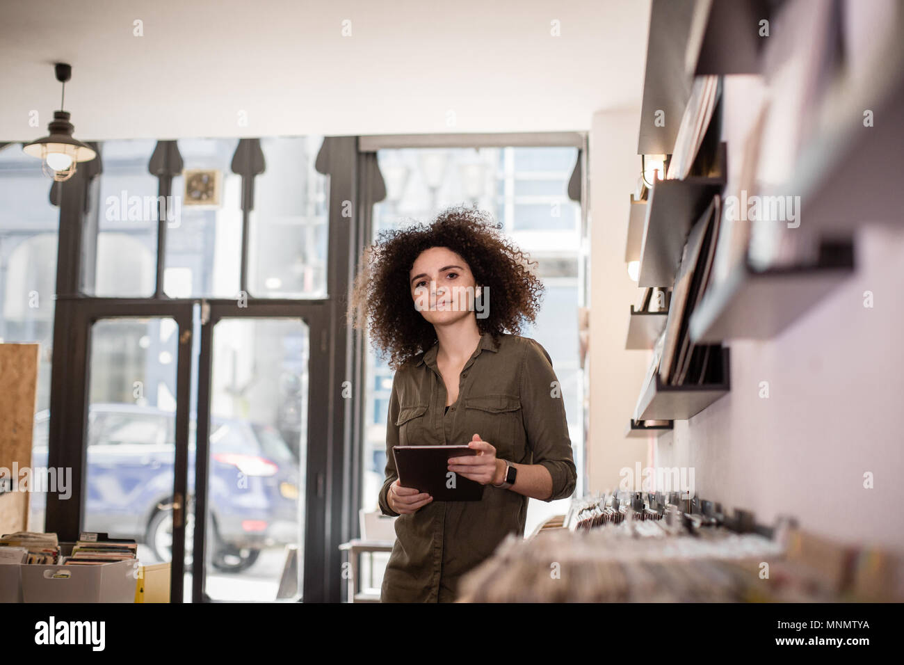 Portrait von Small Business Owner Holding digital Tablet Stockfoto