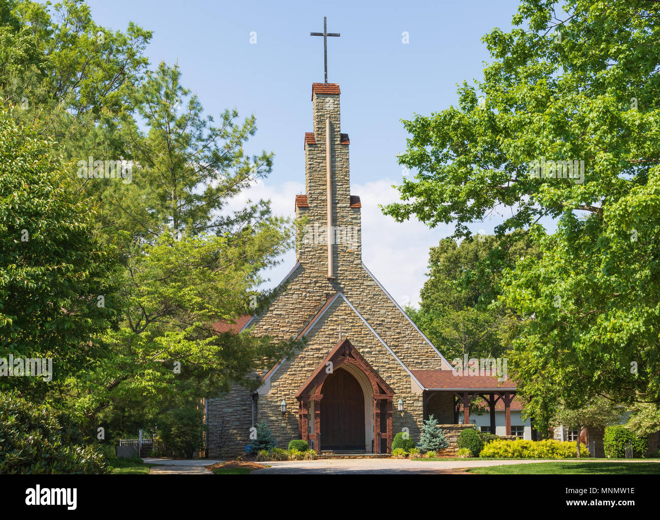 Vorderansicht der Episkopalen Kirche der Himmelfahrt, Hickory, NC, USA. Stockfoto