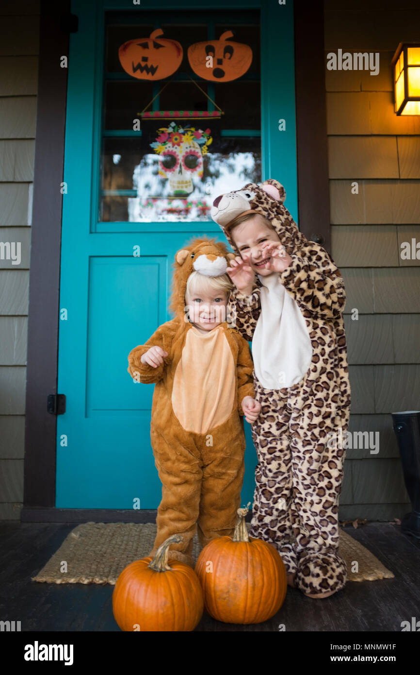 Zwei Kinder (2-3, 4-5) das Tragen von Halloween Kostüme Stockfotografie -  Alamy