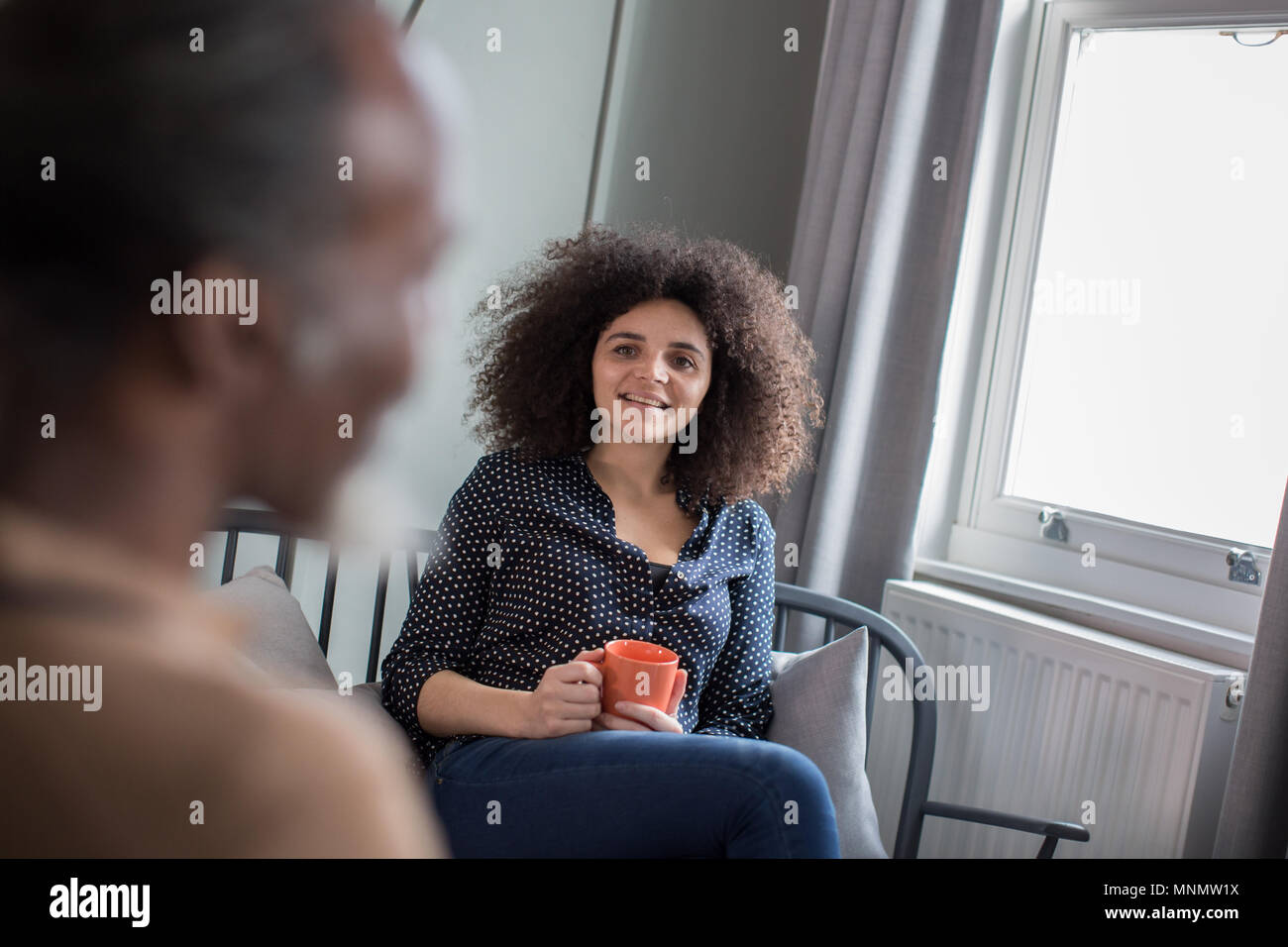 Tochter mit Vater zu Hause Stockfoto