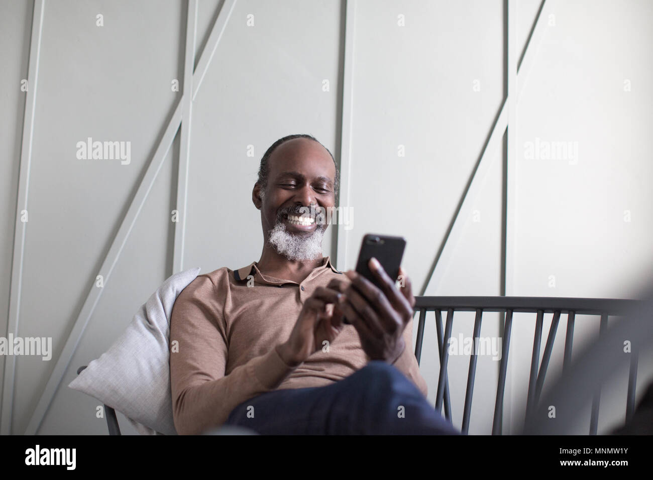 African American Senior mit männlichen Smartphone Stockfoto