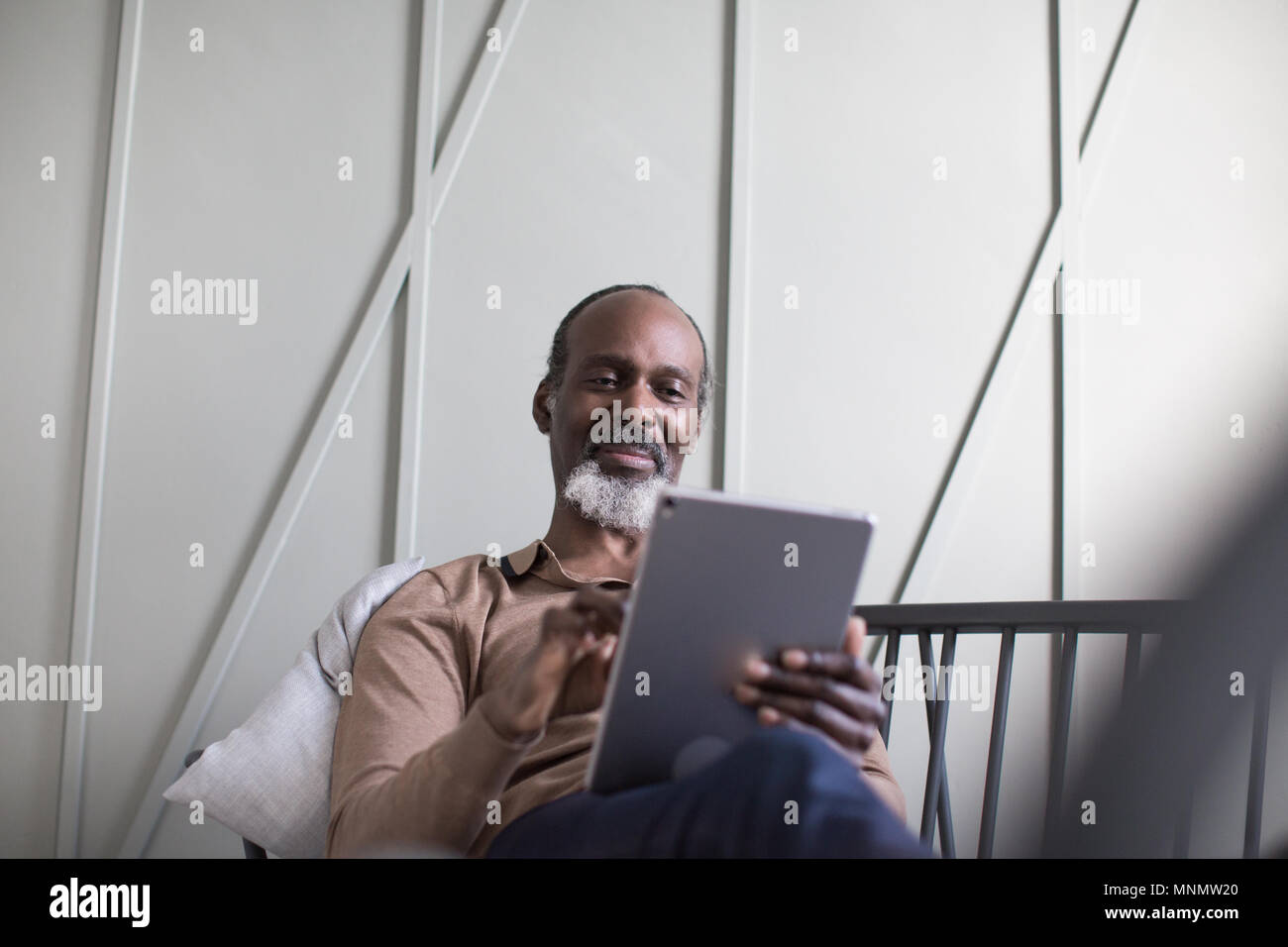 African American älterer männlichen mit digitalen Tablet Stockfoto