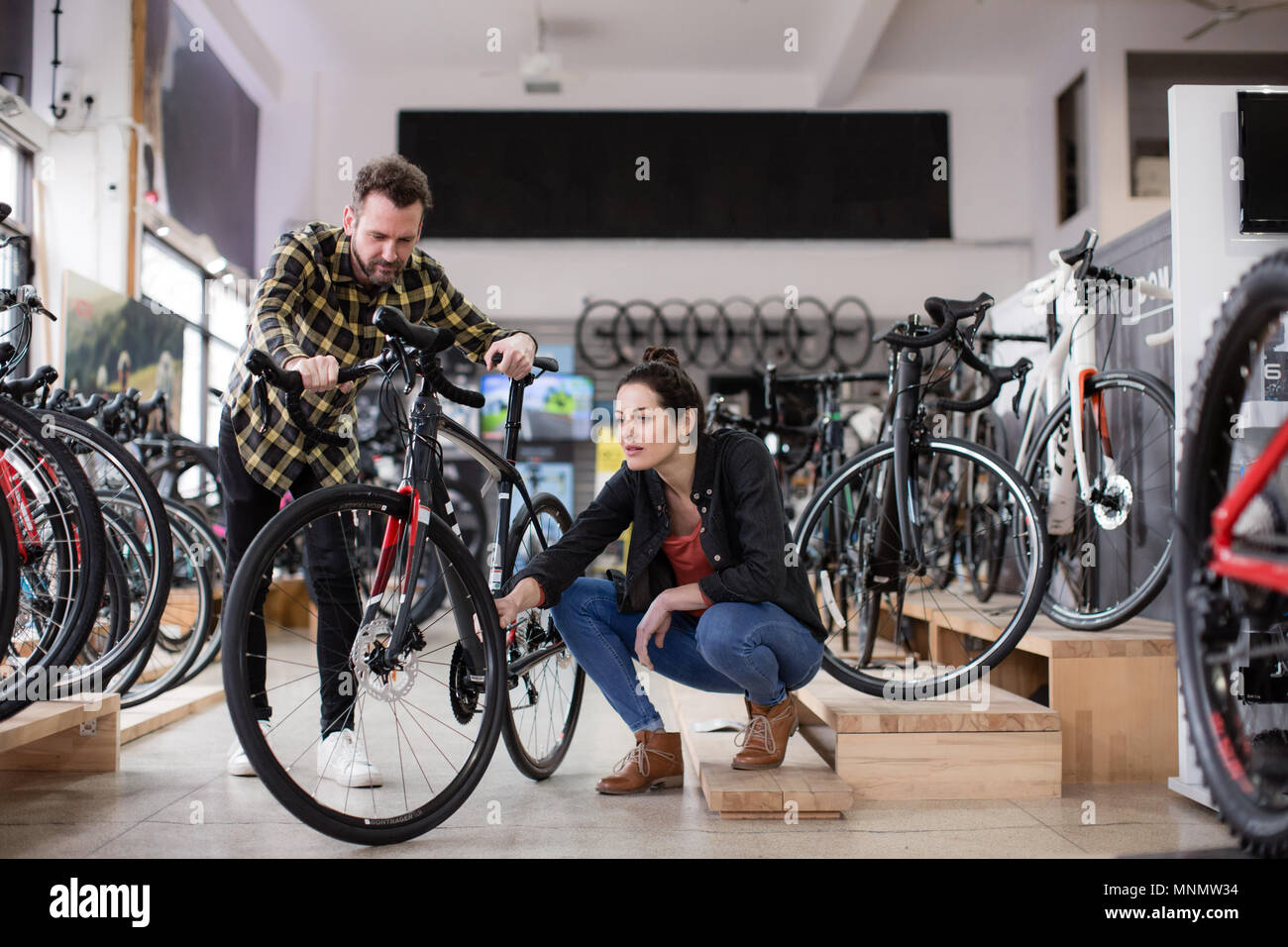 Inhaber kleiner Unternehmen hilft Kunden in einem Bike Store Stockfoto