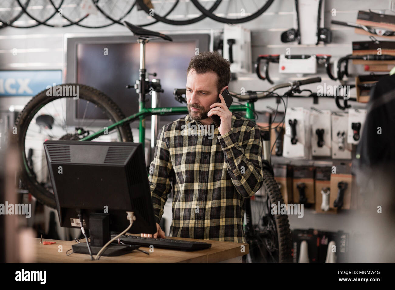 Computer und telefon -Fotos und -Bildmaterial in hoher Auflösung – Alamy