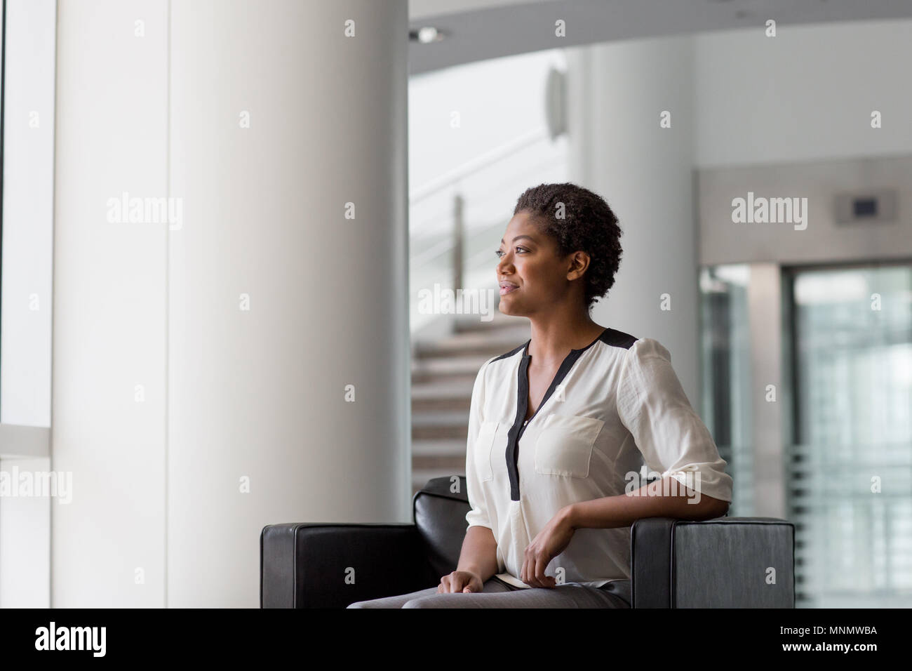 Afrikanische amerikanische Geschäftsfrau in einem modernen Büro Stockfoto