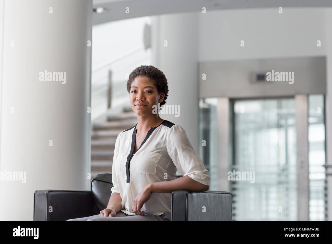 Afrikanische amerikanische Geschäftsfrau in einem modernen Büro Stockfoto