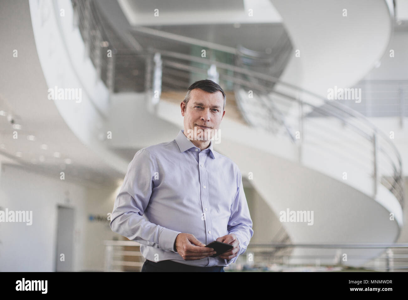 Portrait von Geschäftsmann in moderne Büroflächen Stockfoto
