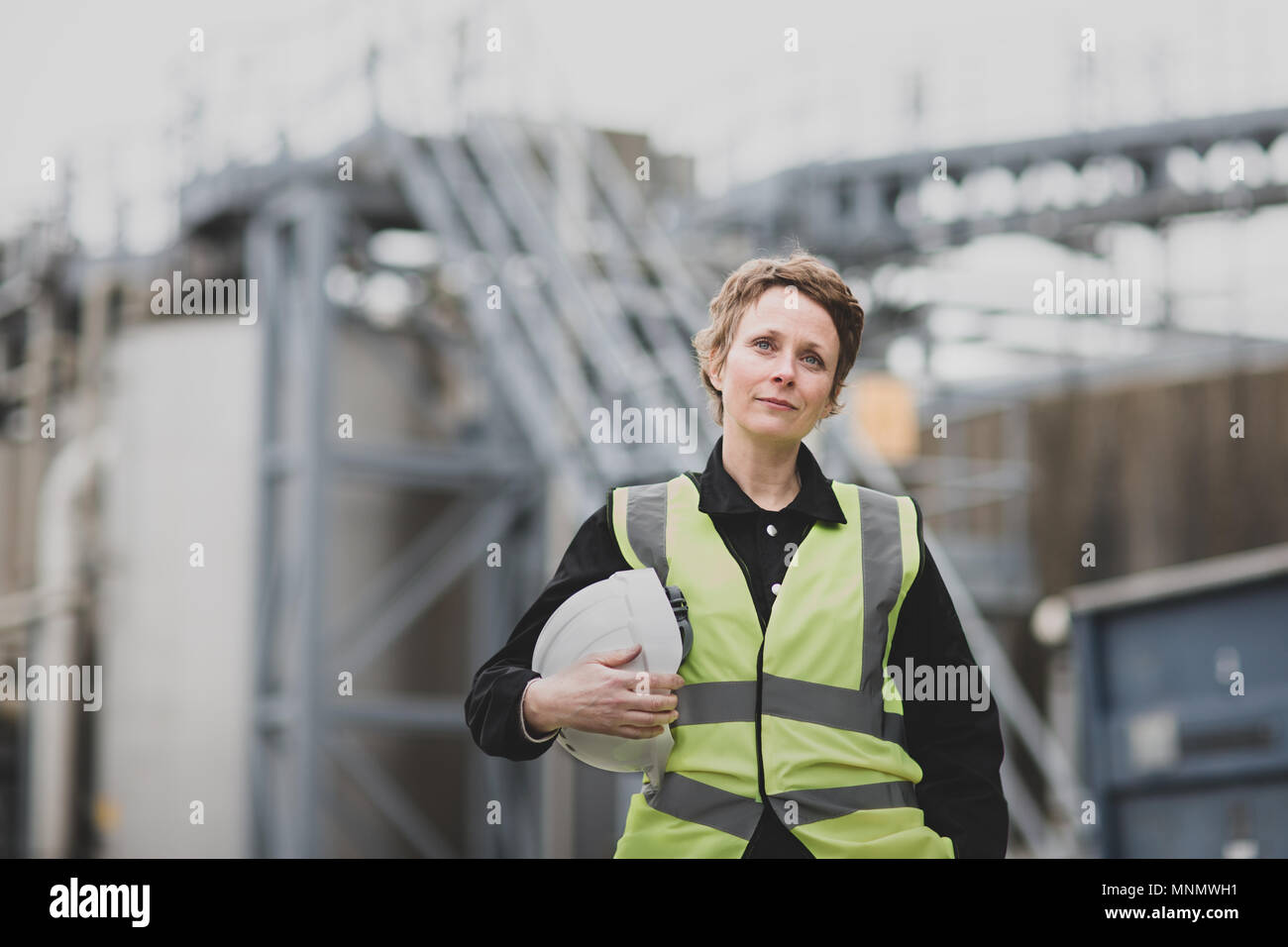 Weibliche industrielle Arbeiter auf der Baustelle Stockfoto