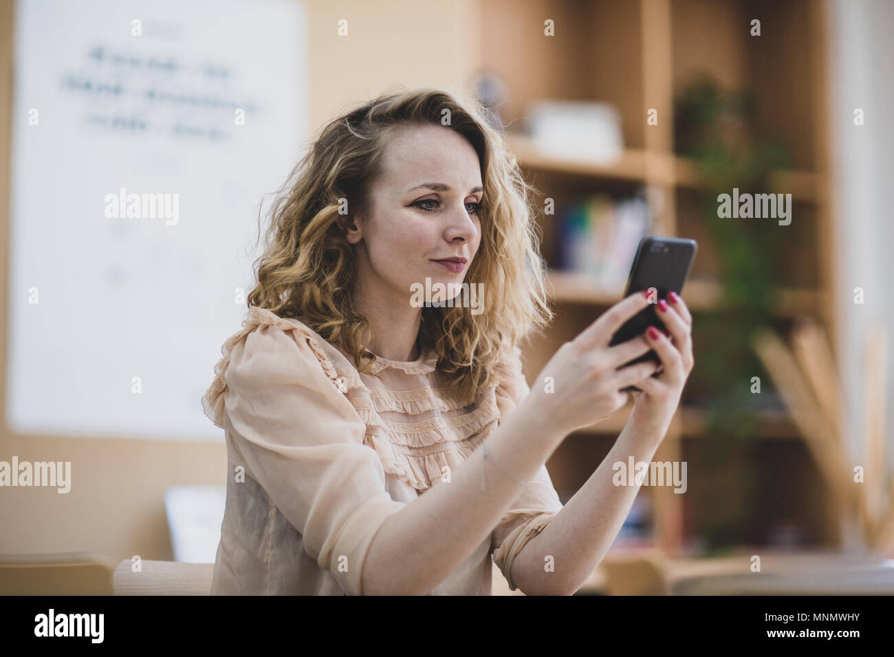 Schüler mit Smartphone in der Klasse Stockfoto