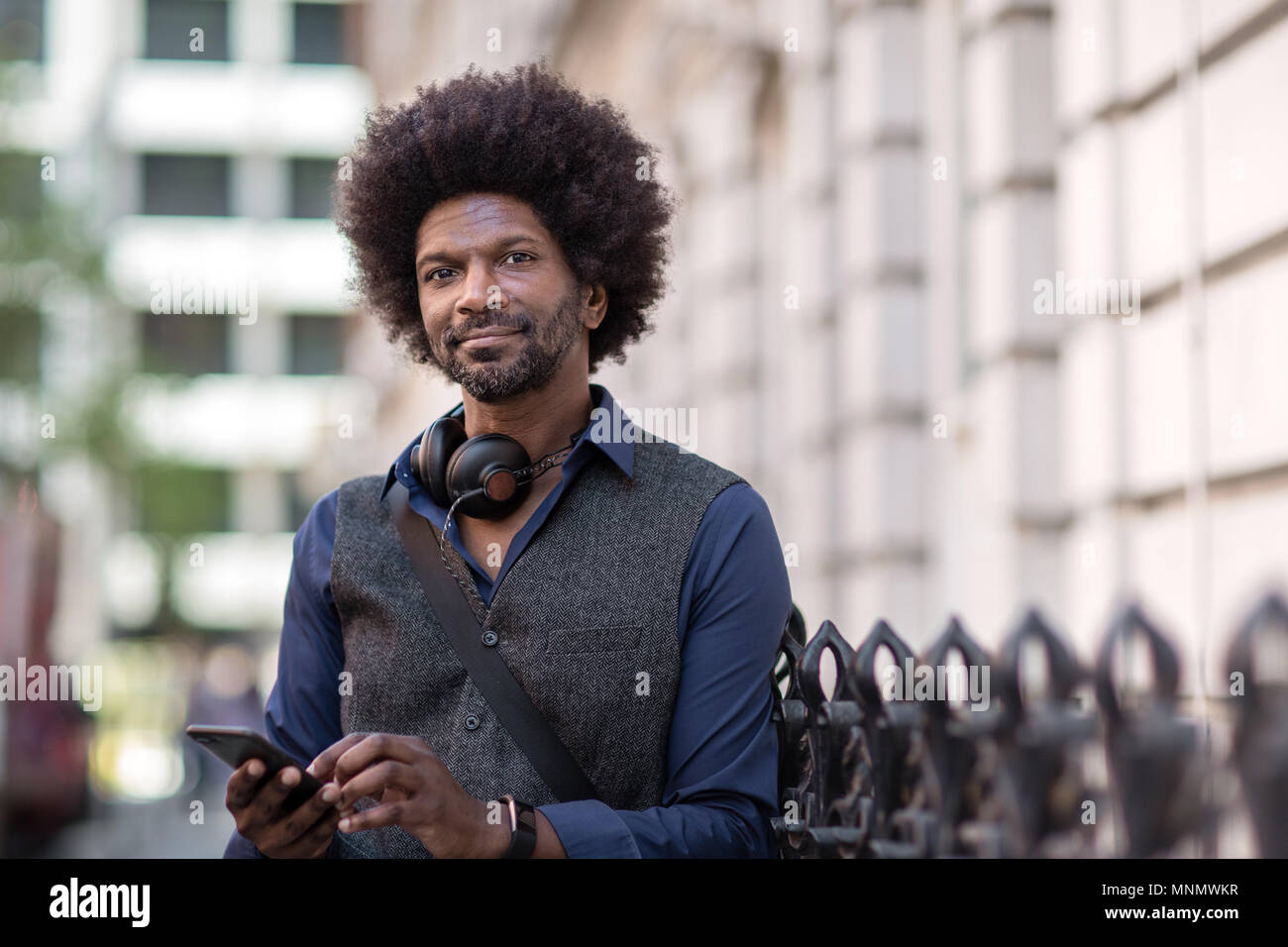 Portrait der afrikanischen amerikanischen Mann draußen mit Smartphone Stockfoto
