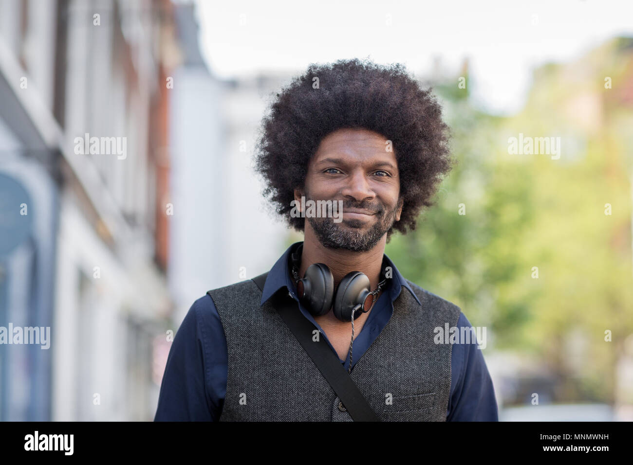 Portrait von Happy afrikanischer amerikanischer Mann draußen in der Stadt Stockfoto