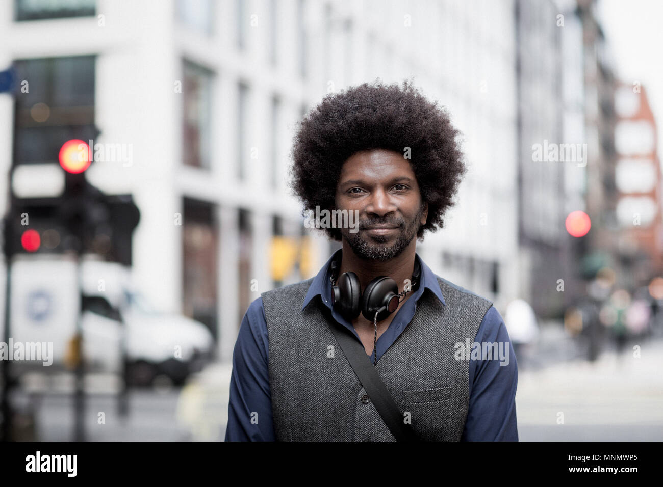 Portrait der afrikanischen amerikanischen Mann draußen in der Stadt Stockfoto