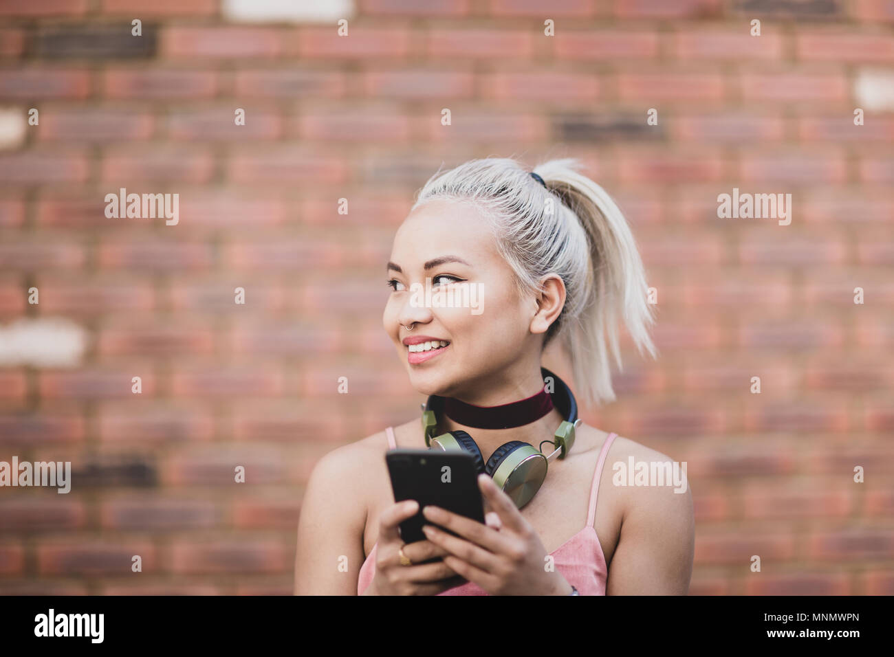 Junge Erwachsene weiblichen Messaging auf Smartphone Stockfoto